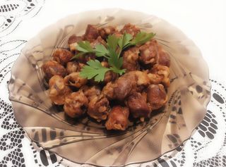 B2 Пилешки сърца с лук в соев сос на плоча (700г)