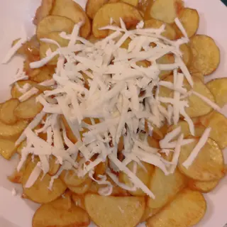 Пресни пържени картофи със сирене