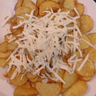 Пресни пържени картофи със сирене