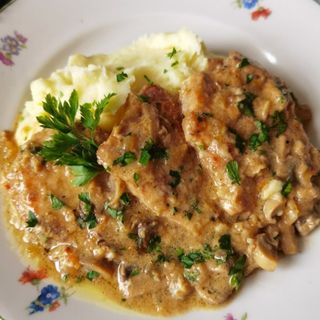 Свински карета с гъби и сос Марсала (350г)