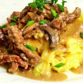 Свински бонфилета в/у канапе от карт.пюре и ловдж.гъбен сос(300гр.)