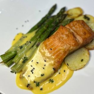 Сьомга с маслено-лимонов сос и аспержи(300гр.)