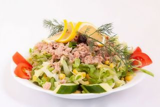 Зелена салата с риба тон (300г)