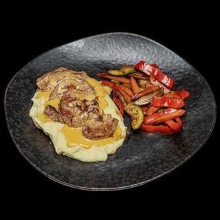 Пилешко филе с чедър сос