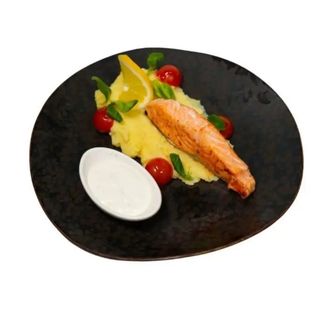 Сьомга с картофено пюре и сметанов сос
