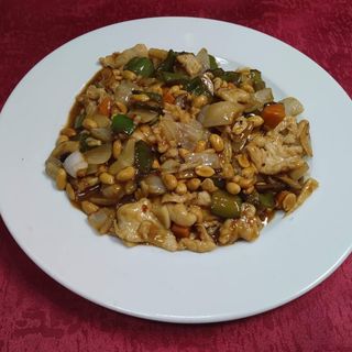 64. Пилешко с фъстъци и зеленчуци (700гр)