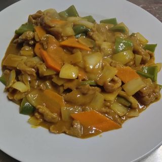 36. Свинско с къри (700гр)