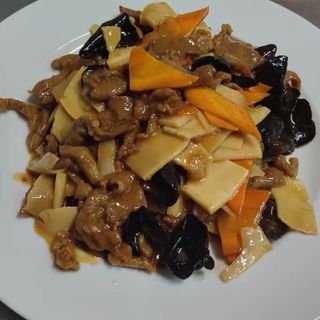 32. Свинско с черни гъби и бамбук (700гр)