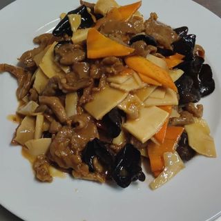 52. Телешко с черни гъби и бамбук (700гр)