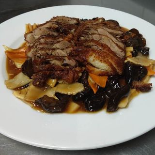 82. Патица с черни гъби и бамбук (700гр)