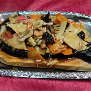 108. Морски деликатеси, къкрещи върху метална плоча (700гр)