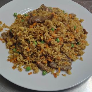 126. Пържен ориз с телешко, къри и яйца (700гр)