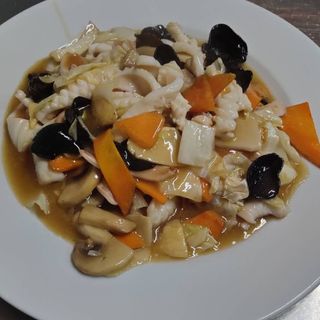 99. Пържени калмари със зеленчуци (700гр)