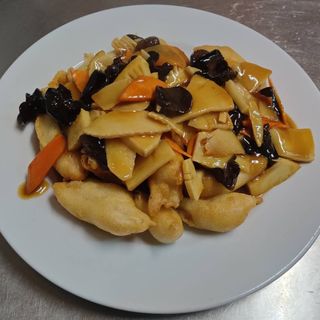 92. Панирана бяла риба с черни гъби и бамбук (700гр)