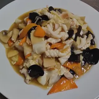 98. Калмари със зеленчуци (700гр)