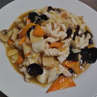 98. Калмари със зеленчуци (700гр)