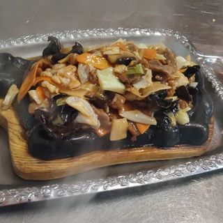 607. Три вида месо, къкрещо върху метална плочка със зеленчуци (500гр)