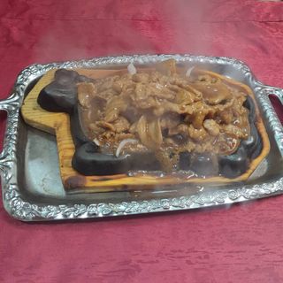 606. Свинско, къкрещо върху метална плочка (500гр)