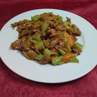 37. Свинско със зелени чушки