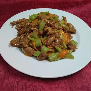 37. Свинско със зелени чушки