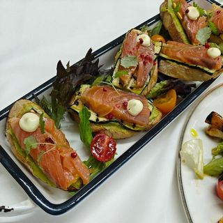 Брускети със сьомга