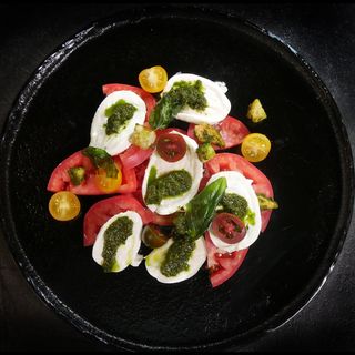 Салата Капрезе с биволска моцарела (300г)