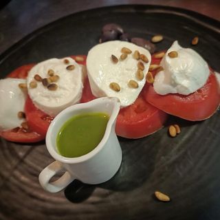 Салата Капрезе с прясна краве моцарела (300г)