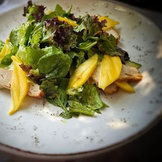 Салата манго и пиле