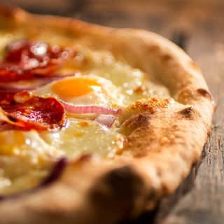 Пица със сос от жълто чери,