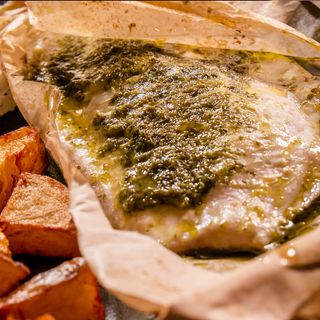 Задушено в пергамент филе от фагри в салца от каперси, лимон, зехтин и магданоз, със запечени картофи и фенел