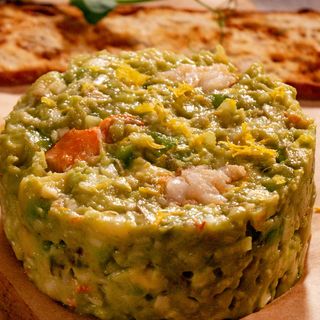 Тартар от скариди и авокадо с пресни гъби и праз