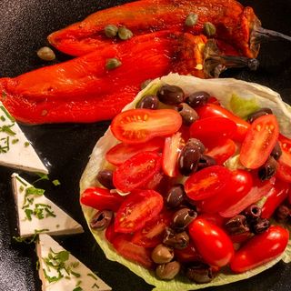 Салата от розови домати, печени чушки, прясно биволско сирене, каперси и маслини таджеска