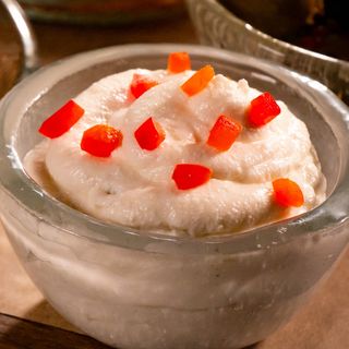 Разядка тиро, поднесена с прясно изпечени филийки хляб