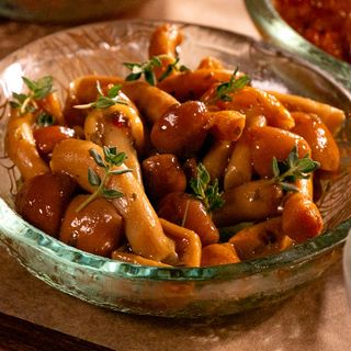 Разядка мариновани гъби кьодини, поднесена с прясно изпечени филийки хляб