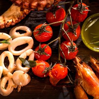 Комбинирано плато от грилован октопод, скариди и калмари