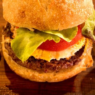 Авторски бургер от конско месо с трюфел, домати, хрупкава салата и бъркани яйца/280 гр/