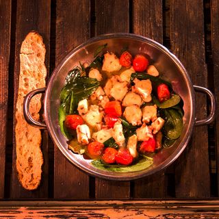 Октопод по рецепта от остров Крит със свежи подправки, чери доматчета и листа от спанак