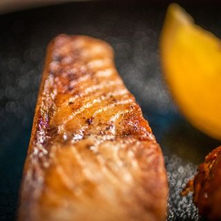 Филе от сьомга на тиган с пюре от грах, златиста панчета и уакаме