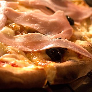 Пица Капричоза - доматен сос, моцарела, гъби, артишок, прошуто кото, маслини