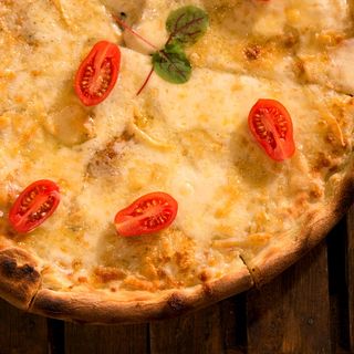 Пица Формаджи Пиемонтези - отлежали сирена от района Пиемонте, чери домати и салвия