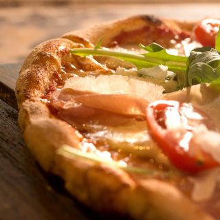 Пица Пармиджано и прошуто - рукола, чери домати, пармезан и прошуто крудо национале