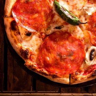 Пица Диавола - пикантна вентричина, доматен сос, моцарела, люти чушки хабанеро и гъби