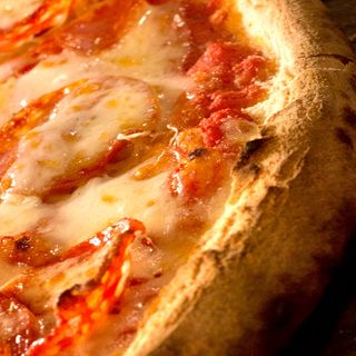 Пица Пикантен салам - доматен сос, моцарела и италиански пикантен колбас