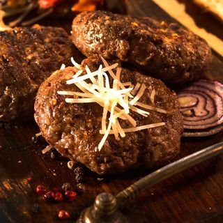 Кюфтета от телешко месо от порода Шароле с пеперончини, пармезан и черен пипер