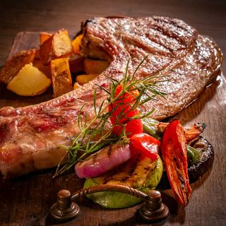 Свински кралски котлет на BBQ от натурално свинско месо Дюрок, отглеждана в малка българска ферма, поднесен с гриловани зеленчуци и картофи