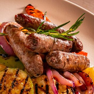 Агнешка наденичка от порода аваси, отглеждана във ферма Омая с гриловани зеленчуци и запечени картофи