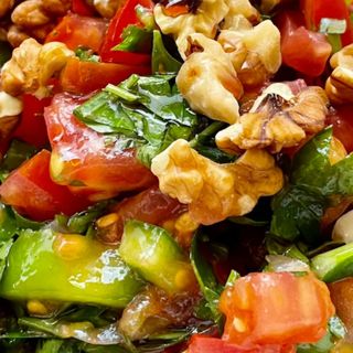 Орехова салата, кашик