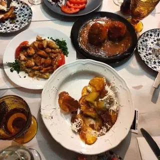 Запеканка скартофи,шунка и кисели краставички