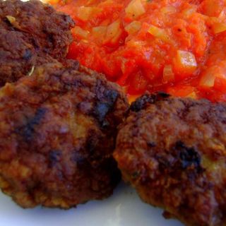 Домашни пържени кюфтета със салата 