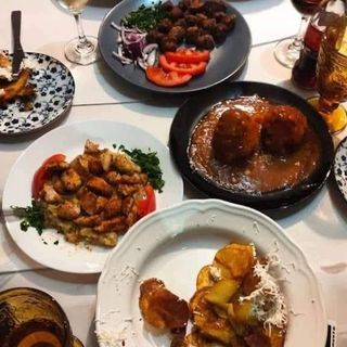 Мариновани свински ребра, свежа салата